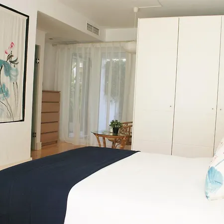 Апартаменты Charming 5 Min Walk *